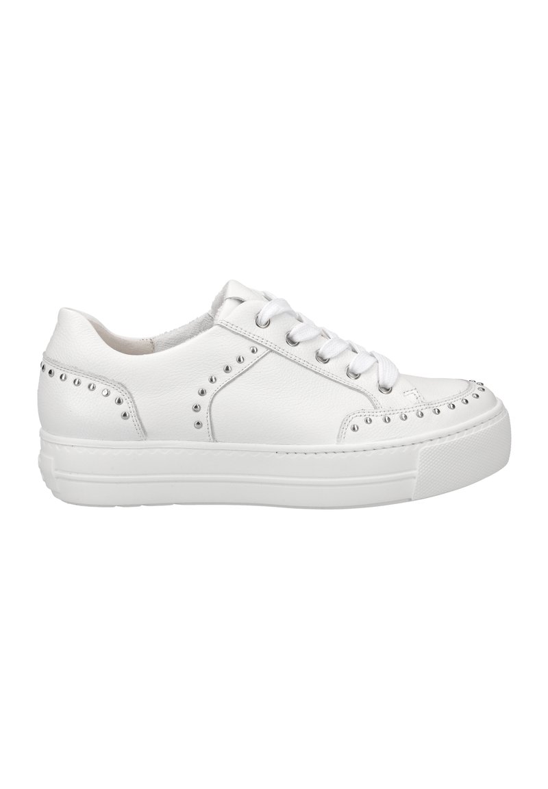 Sneaker in pelle bianca con borchie argentate sui lati e sulla punta, lacci bianchi piatti e suola in gomma testurizzata.