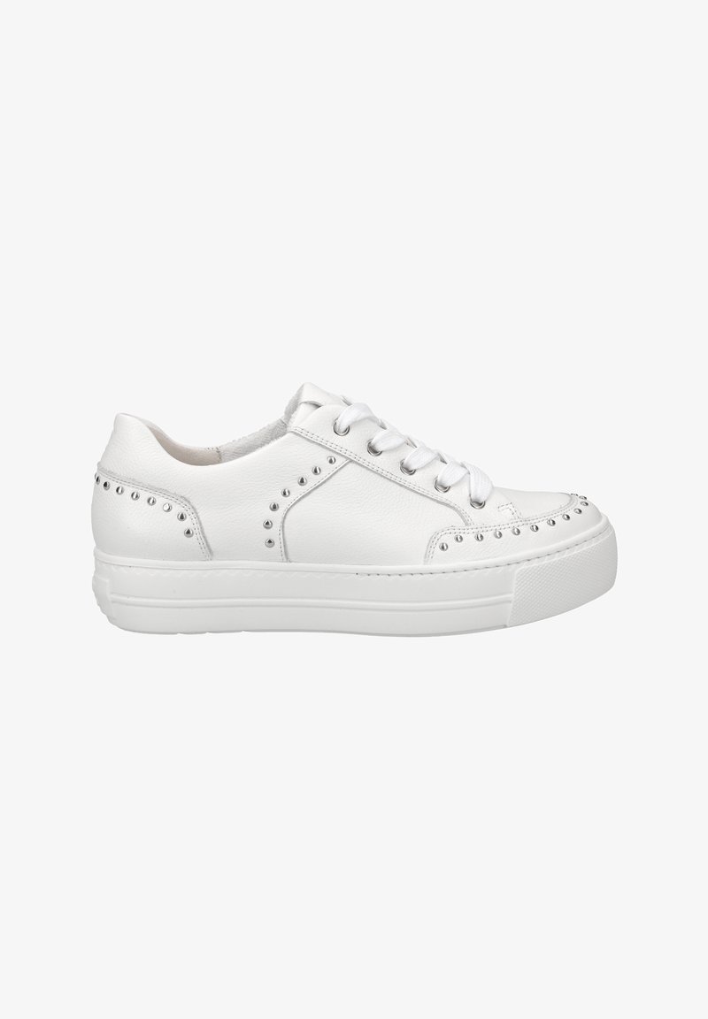Baskets blanches en cuir avec des clous argentés sur les côtés et l'embout, lacets plats blancs et semelle en caoutchouc texturée.