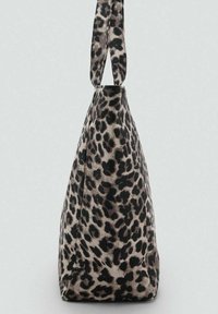 Borsa con stampa leopardata realizzata in tessuto texturizzato, caratterizzata da una forma triangolare e manici robusti, nelle tonalità di marrone, nero e beige.