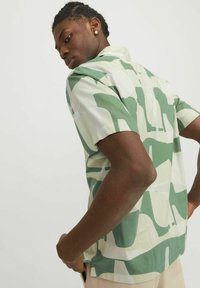 Jack & Jones PREMIUM JPRBLACARNABY PRINT RESORT - Overhemd - bottle green