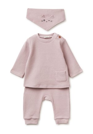 Maglietta a maniche lunghe rosa tenue in tessuto a nido d'ape per neonati con bottoni sulla spalla, pantaloni abbinati e bavaglino a bandana con volto di gatto ricamato.