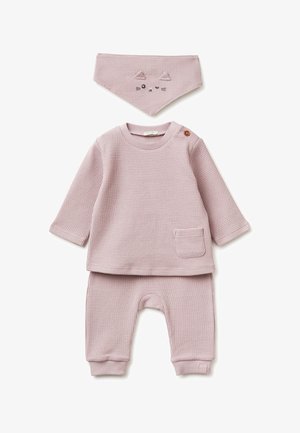 Babys weiches, rosafarbenes Longsleeve mit Waffelstrickmuster und Knopf an der Schulter, passende Hose und ein Halstuch mit besticktem Katzenmotiv.