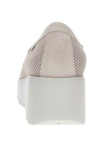 Scarpa beige chiaro con tomaia in rete testurizzata e dettagli in suede morbido. Presenta una suola spessa bianca e un design arrotondato.