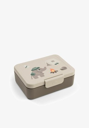 Beige og brun madkasse med camping-tema illustrationer, herunder en elefant med hat, telt, lejrild, guldsmed og snegl.