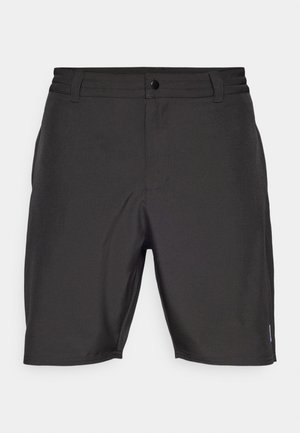 Şorturi negre până la genunchi, cu o țesătură netedă și ușoară. Au închidere cu nasture și două buzunare laterale, cu un design minimal și cusături subtile.