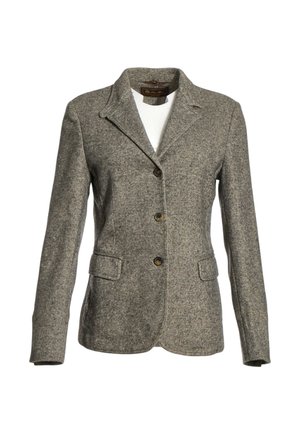 Blazer en tweed gris avec trois boutons marron, revers crantés, poches à rabat et manches longues sur fond blanc.