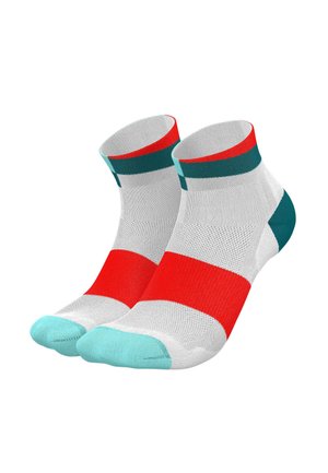 Paar Knöchelsocken mit roten, blaugrünen, weißen und hellblauen Farbblöcken und Netzstruktur auf weißem Hintergrund.