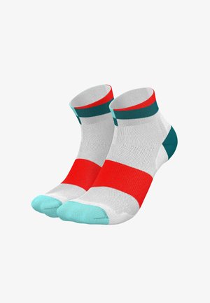 Paar Knöchelsocken mit roten, blaugrünen, weißen und hellblauen Farbblöcken und Netzstruktur auf weißem Hintergrund.