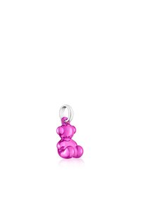 Charm de osito de peluche rosa hecho de material transparente, con un broche de plata pulido. Las formas redondeadas y la textura suave realzan su diseño.