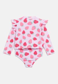 Μαγιό για νήπια με μακριά μανίκια σε ροζ χρώμα, με κόκκινα και ανοιχτό ροζ σχέδια φράουλας και λεπτομέρειες με βολάν στους ώμους.