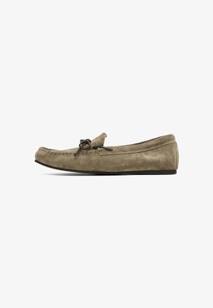 Lichtbruine suède loafers met een ronde neus, doorgestikte details en een decoratieve vetersluiting aan de voorkant. Platte rubberen zool.