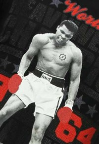 Zwart-wit afbeelding van een gespierde bokser in witte shorts met rode handschoenen, met een ster-tattoo en het nummer '64' in vet rood.