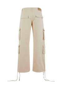 Beige cargo bukser med to frontlommer og to sidelommer. Har snøring i kanten og et slitt lædermerke på den bakre midjebånd.