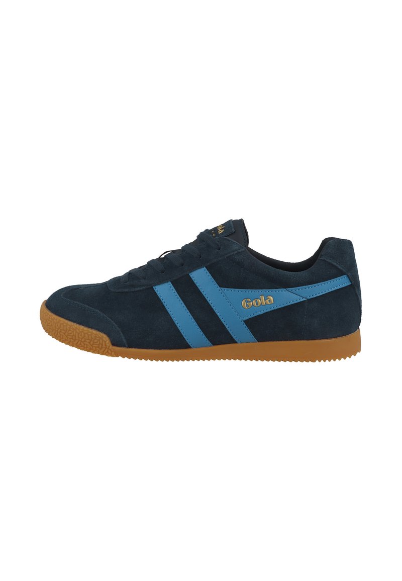Sneakers blu in suede con suola in gomma naturale, dotati di due strisce blu, logo dorato, design a bassa cima e chiusura con lacci.