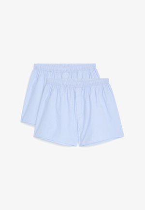 Deux paires de boxers pour homme bleu clair à taille élastique, soigneusement disposées et se chevauchant sur un fond blanc.
