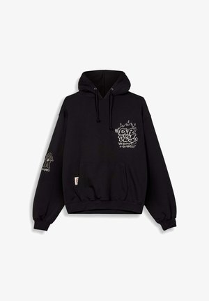 Sweat-shirt à capuche noir en coton. Il possède une poche frontale, une capuche avec cordons de serrage et des motifs graphiques blancs sur la poitrine et la manche.
