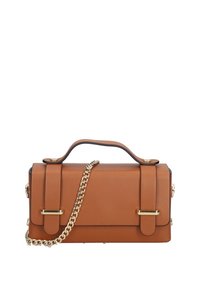 Borsa in pelle vegana color tan con forma rettangolare strutturata, finiture in metallo dorato, manico superiore e tracolla a catena removibile.