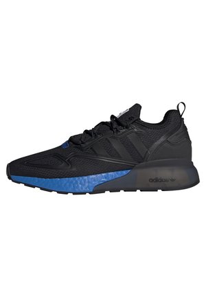 Baskets Adidas noires et bleues en tissu texturé, à lacets, semelle rembourrée et logo Adidas sur la semelle intermédiaire.