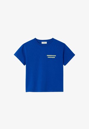 Majica kratkih rukava od vibrantnog plavog pamuka, s tekstom "AMERICAN VINTAGE" u žutoj boji na lijevom području prsnog koša.