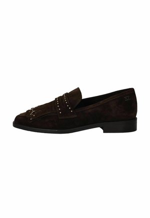Donkerbruine suède loafer met lage hak, franjes aan de voorflap en kleine zilveren studs op het bovenwerk en de band.