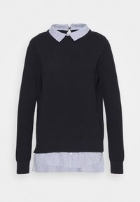 Czarny sweter o teksturowanej powierzchni z jasnoniebieską, pasiastą koszulą pod spodem, z zapięciem na zamek z tyłu oraz ściągaczami na mankietach i u dołu.