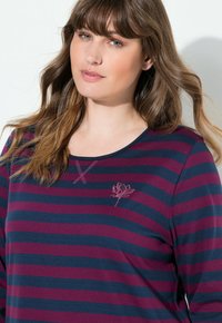 Długosleeve top z poziomymi, ciemnoniebieskimi i burgundowymi paskami, z haftowanym detalem róży i okrągłym dekoltem. Miękka tkanina.