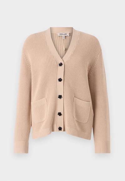 Beige neulecardigan V-puolelle, jossa on kuusi mustaa kukkamuotoista nappia ja kaksi etutaskua. Siinä on ribbikuvioiset hihansuut ja helma.