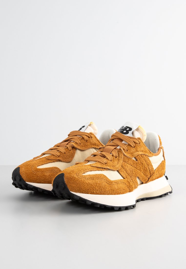 Bronzefarbene Laufschuhe mit Obermaterial aus Wildleder, Mesh-Akzenten, schwarzer Gummisohle und Logo auf der Zunge. Verfügt über ein Schnürsystem.