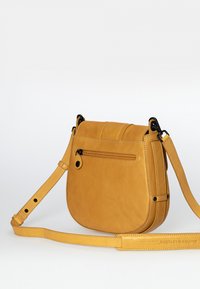 Aunts & Uncles MRS TARTLET - Umhängetasche - satin brass