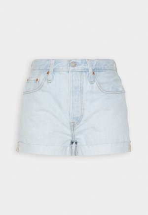 Hellblaue Denim-Shorts mit ausgefranstem Saum, fünf Taschen und Gürtelschlaufen, ausgestattet mit einem silbernen Knopf und kupferfarbenen Nieten.