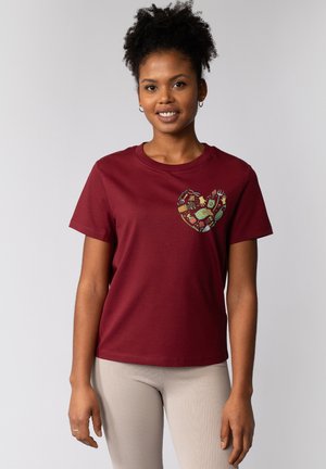 Bordeaux katoenen t-shirt met korte mouwen en een ronde halslijn, voorzien van een kleurrijk hartontwerp met hand- en objectillustraties.