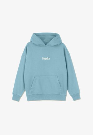 Hoodie azul claro com capuz e bolso canguru, punhos e barra canelados, apresentando texto branco "Pegador" no peito. Tecido suave e casual.