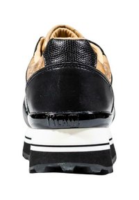 Zapatilla con tacón de cuero negro, con cuello texturizado negro, lados beige y suela gruesa en blanco y negro con dibujo y detalle de la marca.