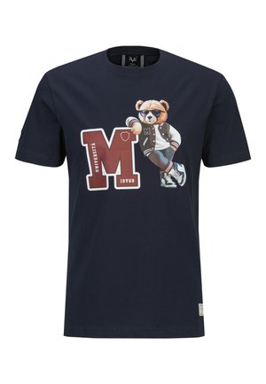 Marineblaues T-Shirt mit einem großen kastanienbraunen "M", dem Wort "Università", "19V69" und einem Teddybär, der eine Sonnenbrille, eine Collegejacke, Jeans und Turnschuhe trägt.