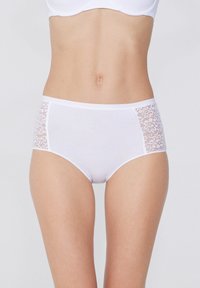 Ropa interior de algodón blanca con paneles de encaje a los lados. El diseño es de estilo hipster, con una textura suave y una cintura elástica.
