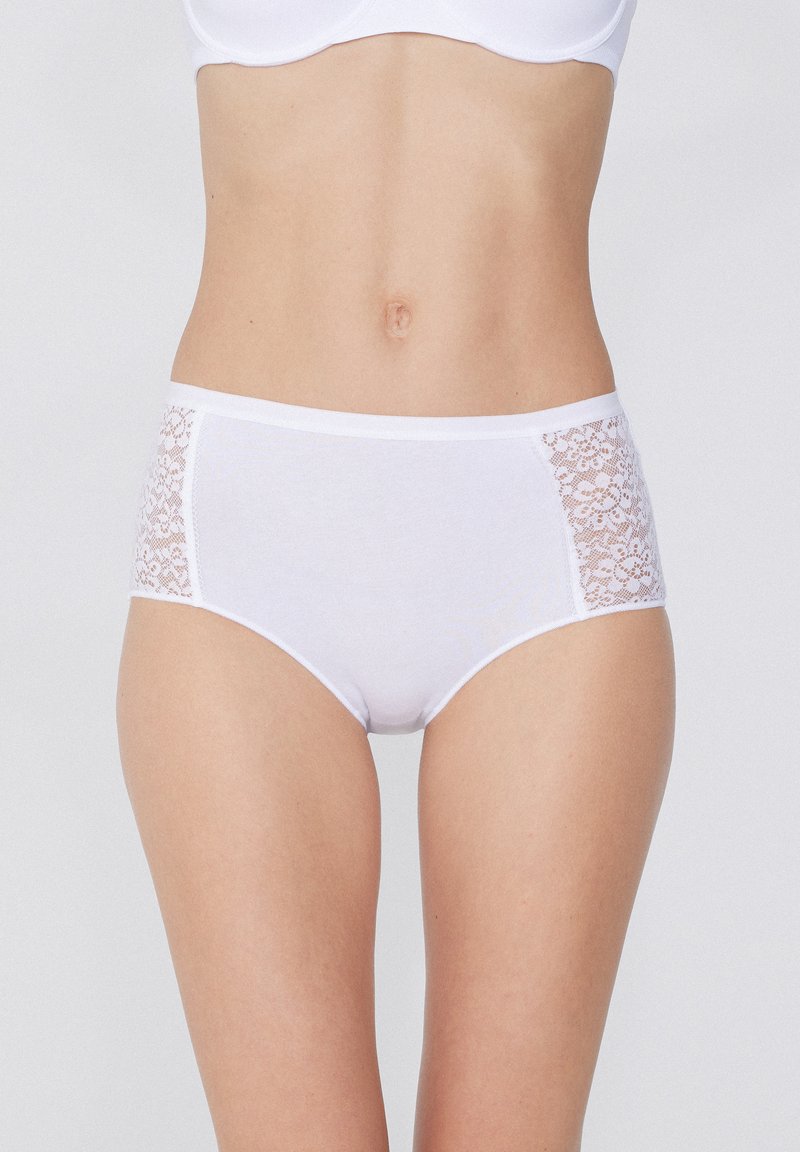 Ropa interior de algodón blanca con paneles de encaje a los lados. El diseño es de estilo hipster, con una textura suave y una cintura elástica.