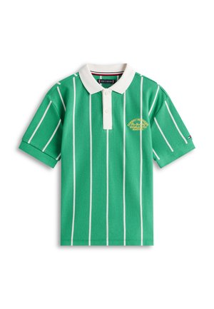 Groen poloshirt met witte verticale strepen, een contrasterende witte kraag en geborduurd logo in geel. Klassieke pasvorm, korte mouwen, katoenen stof.