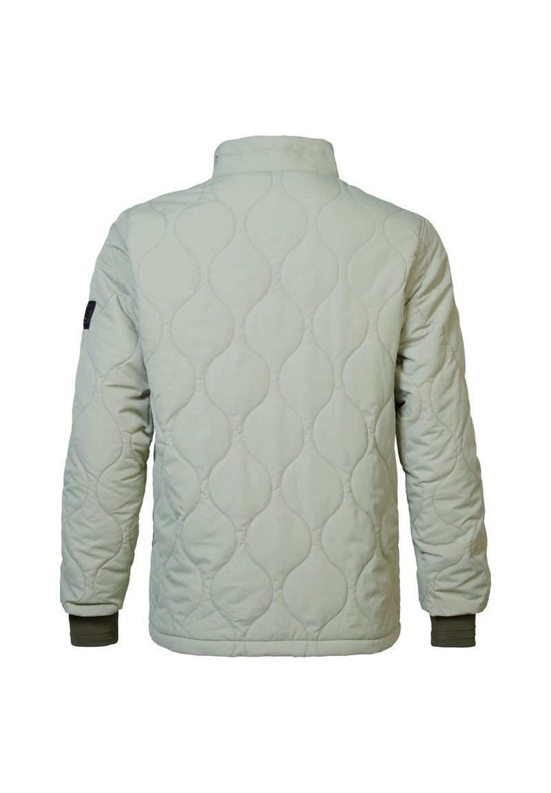 Chaqueta acolchada en verde claro, con un cuello alto, puños acanalados y un patrón ondulado en la tela.