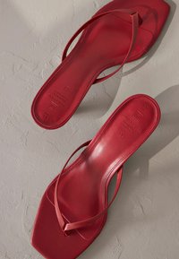 Next SIGNATURE  TOE POST REGULAR FIT - Sandalai su T formos dirželiu - red