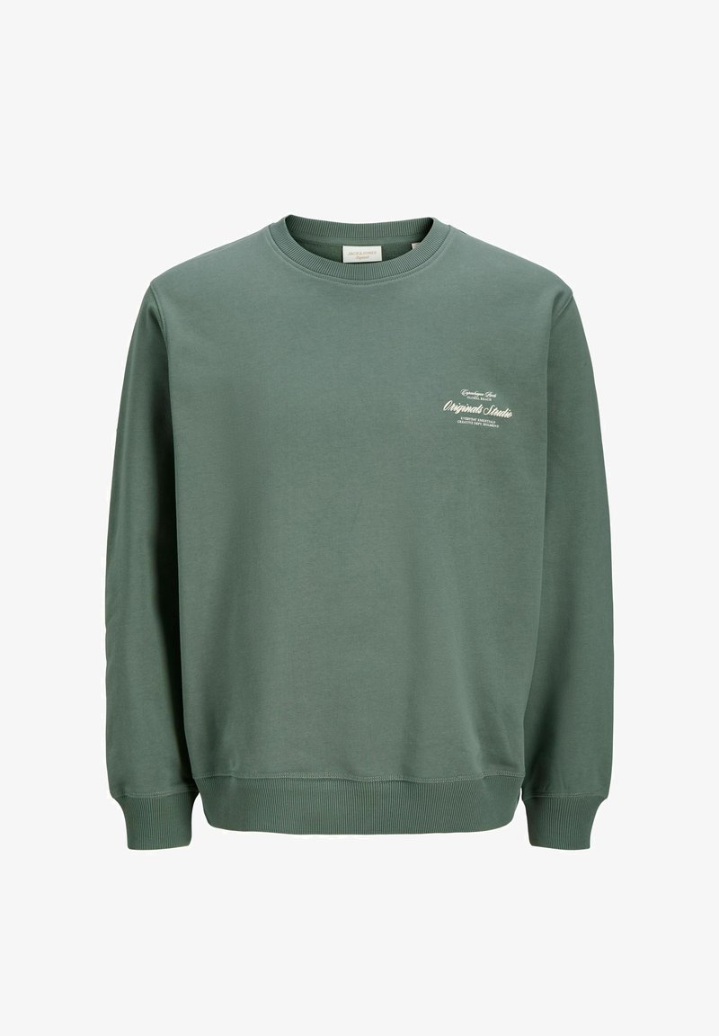 Sweat-shirt vert à manches longues col rond avec petit logo texte blanc sur la poitrine gauche et poignets et bas-côtes.