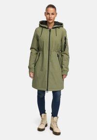 Olijfgroene parka met een ritssluiting, verstelbare capuchon, zijzakken en elastische manchetten. Heeft zwarte accenten en een trekkoord in de taille.