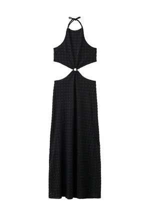 Vestido largo negro con cuello halter y tejido texturizado, con una abertura circular en la cintura conectada por un detalle de anillo.