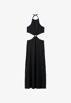 Vestido largo negro con cuello halter y tejido texturizado, con una abertura circular en la cintura conectada por un detalle de anillo.