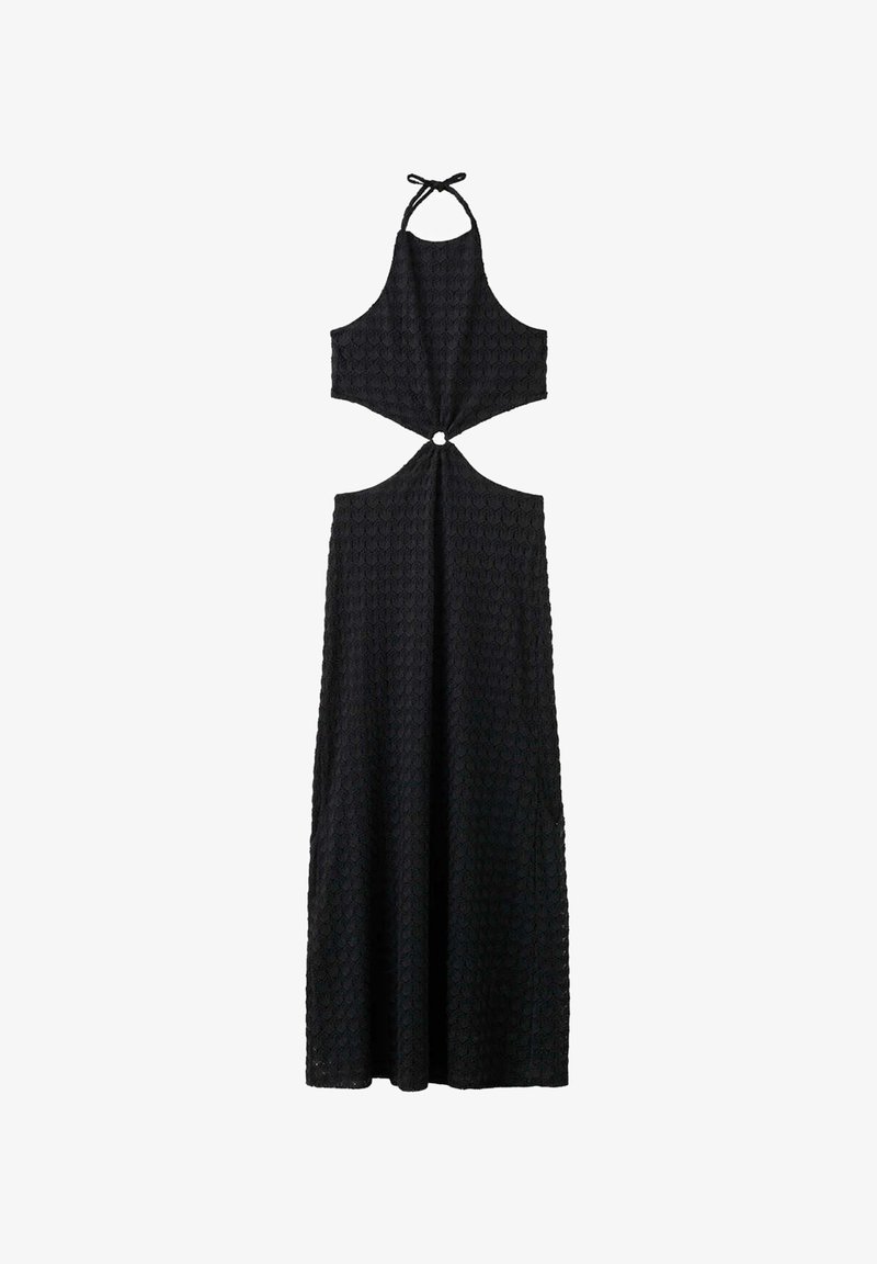 Robe longue noire à col halter en tissu texturé, avec une découpe circulaire au niveau de la taille reliée par un anneau.