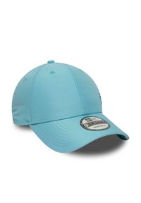 Una gorra de béisbol azul claro hecha de tela suave, con un visera curvada, detalles de costura y una etiqueta de tamaño negra en la parte frontal.
