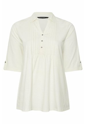 Weiße Bluse für Damen mit Dreiviertelärmeln, kleinem Kragen, durchgehender Knopfleiste und vertikalen Falten auf der Vorderseite.