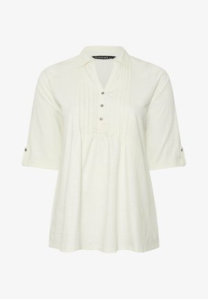 Biała bluzka damska z trzema kwartowymi rękawami, małym kołnierzykiem, zapięciem na guziki oraz pionowymi fałdami z przodu.