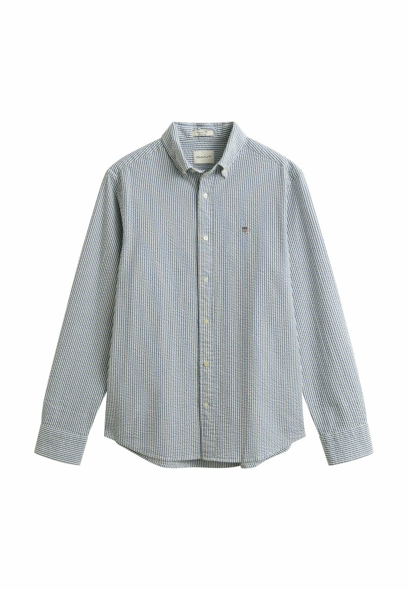 Camisa de manga larga con botones, de rayas verticales azules y blancas, con un pequeño logo bordado en el pecho izquierdo.