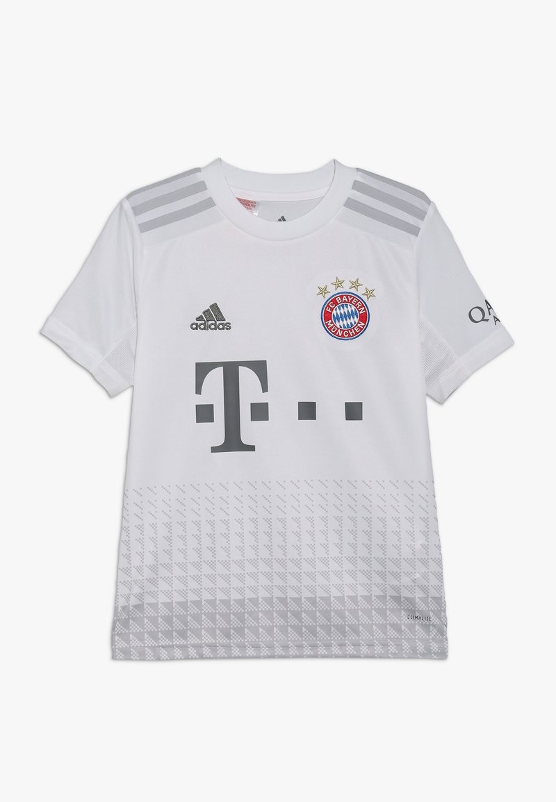 Camiseta de fútbol blanca con acentos grises, que presenta la mitad inferior texturizada, logotipo "T." en el frente, logotipo de Adidas y emblema del Bayern de Múnich.