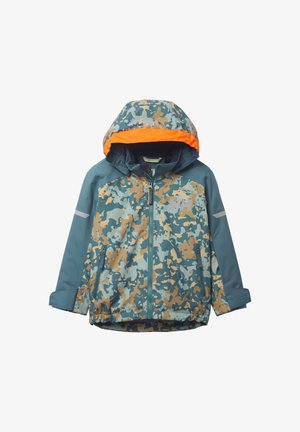 Chaqueta resistente al agua con capucha. Presenta un patrón de camuflaje azul-verde y acentos en naranja. Incluye bolsillos con cremallera y puños ajustables.